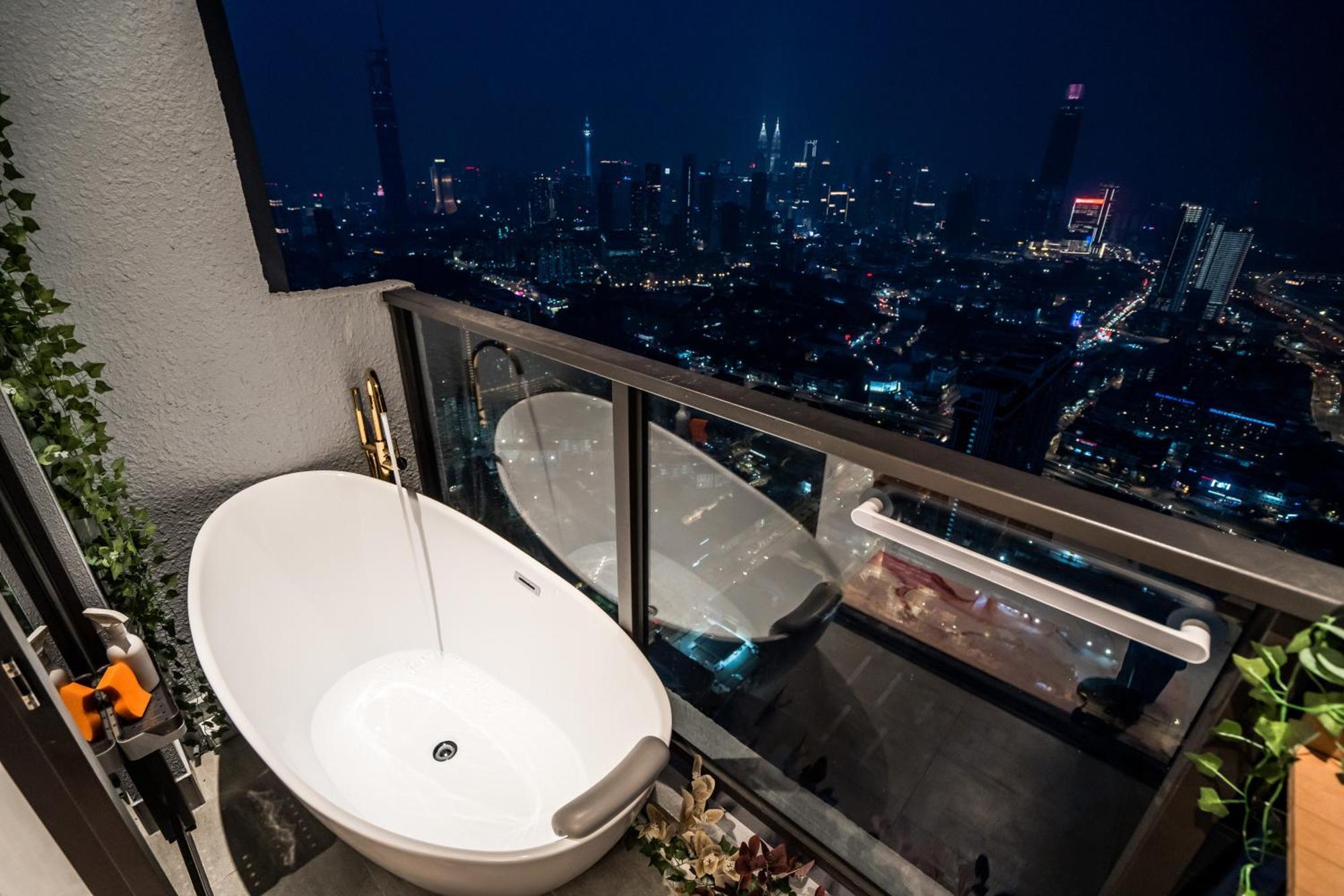 Skyscraper 65 Kl Highest Outdoor Bathtub Luxury Lavish Designer Suite Penthouse Lv65 吉隆坡 外观 照片